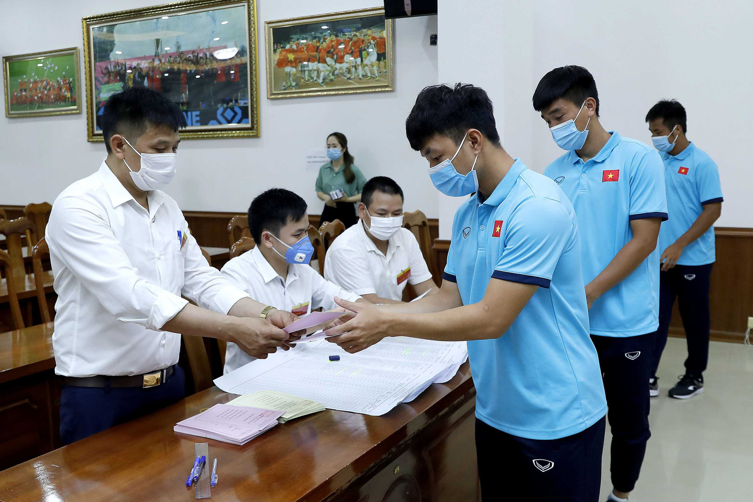 Cận cảnh các tuyển thủ bóng đá Việt Nam vui tươi bỏ phiếu bầu cử - Ảnh 10.
