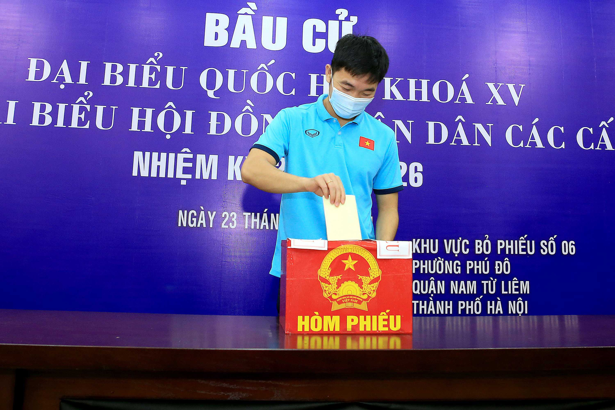 Cận cảnh các tuyển thủ bóng đá Việt Nam vui tươi bỏ phiếu bầu cử - Ảnh 8.