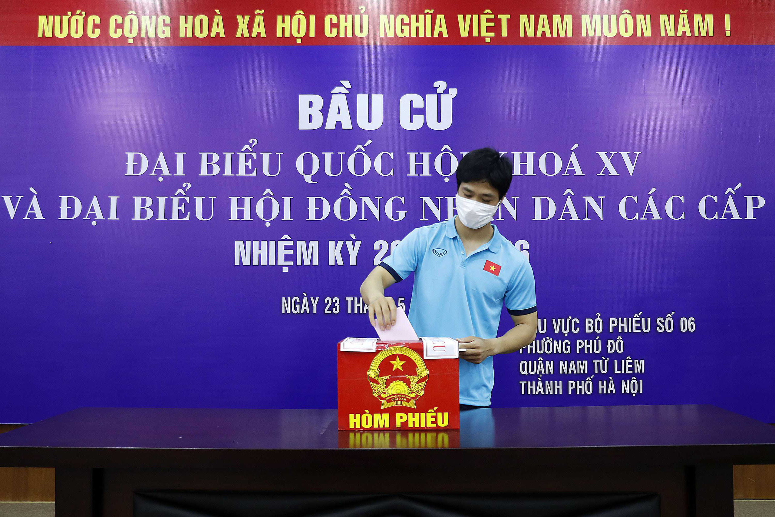 Cận cảnh các tuyển thủ bóng đá Việt Nam vui tươi bỏ phiếu bầu cử - Ảnh 7.