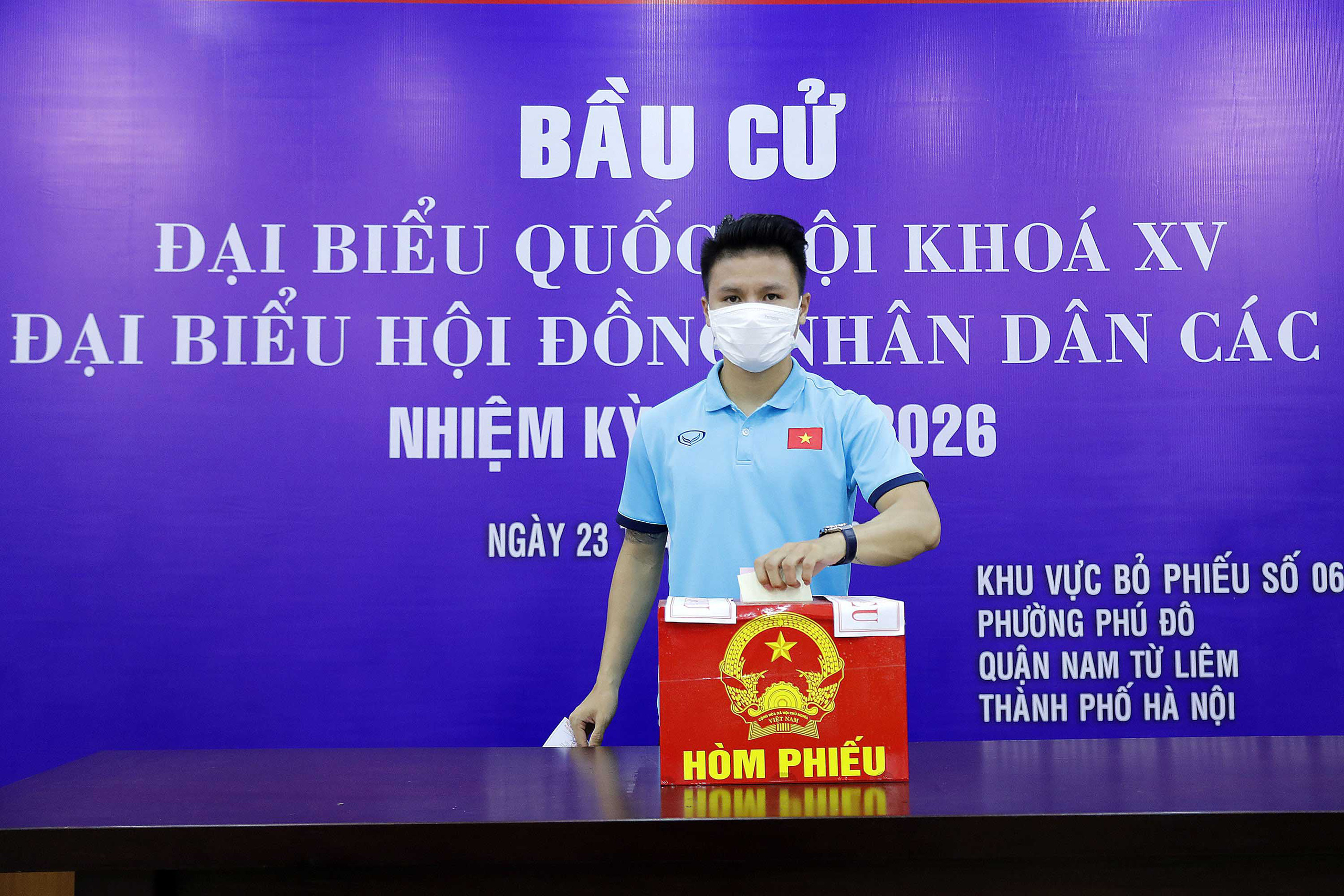 Cận cảnh các tuyển thủ bóng đá Việt Nam vui tươi bỏ phiếu bầu cử - Ảnh 3.