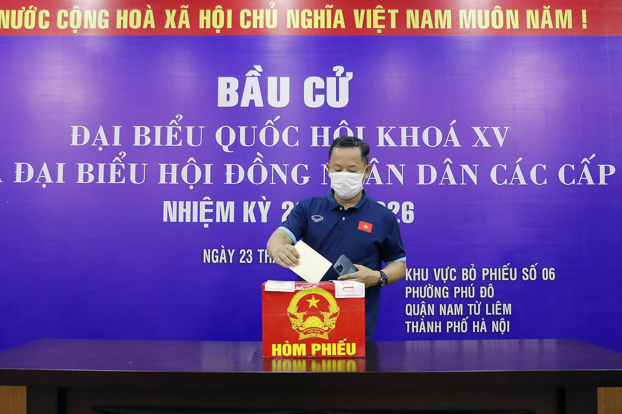 Cận cảnh các tuyển thủ bóng đá Việt Nam vui tươi bỏ phiếu bầu cử - Ảnh 6.
