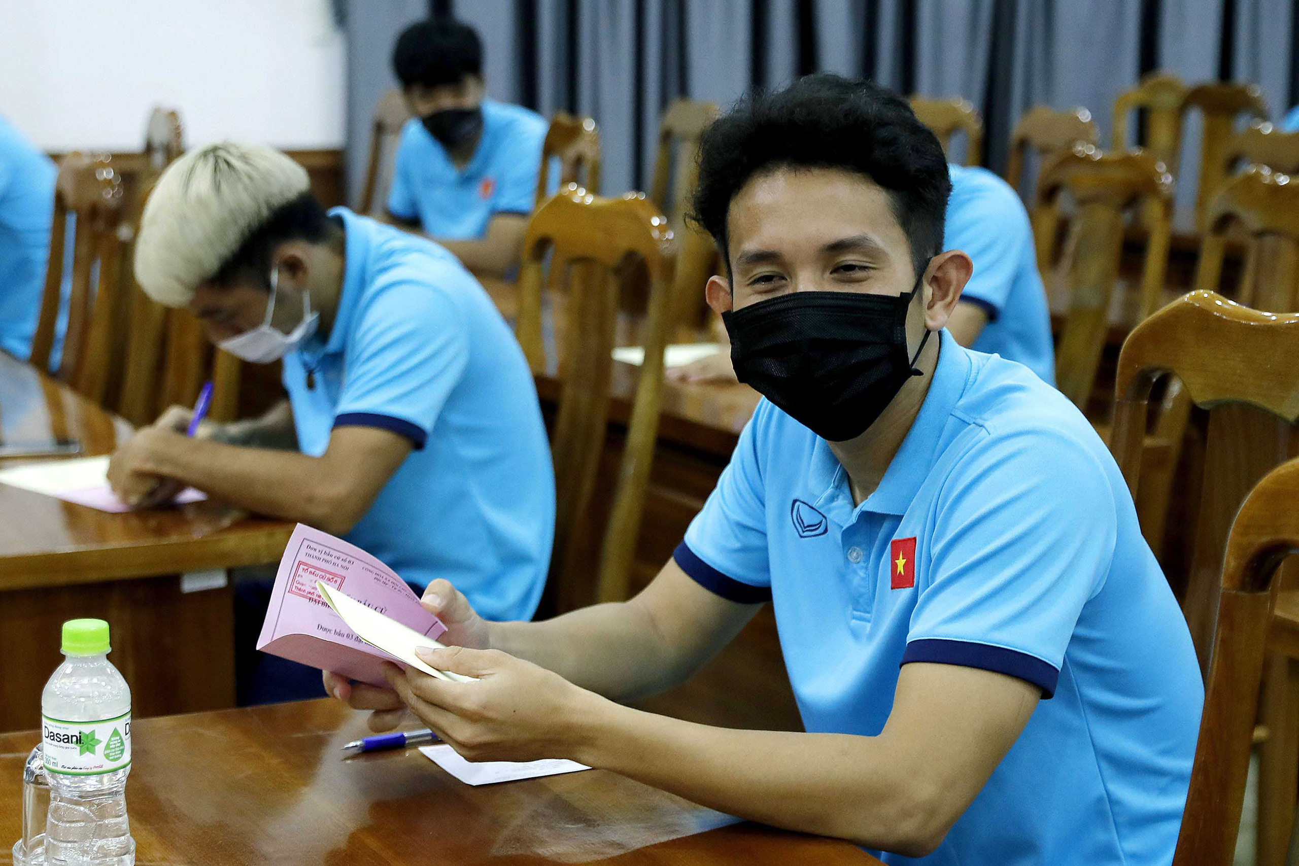 Cận cảnh các tuyển thủ bóng đá Việt Nam vui tươi bỏ phiếu bầu cử - Ảnh 2.