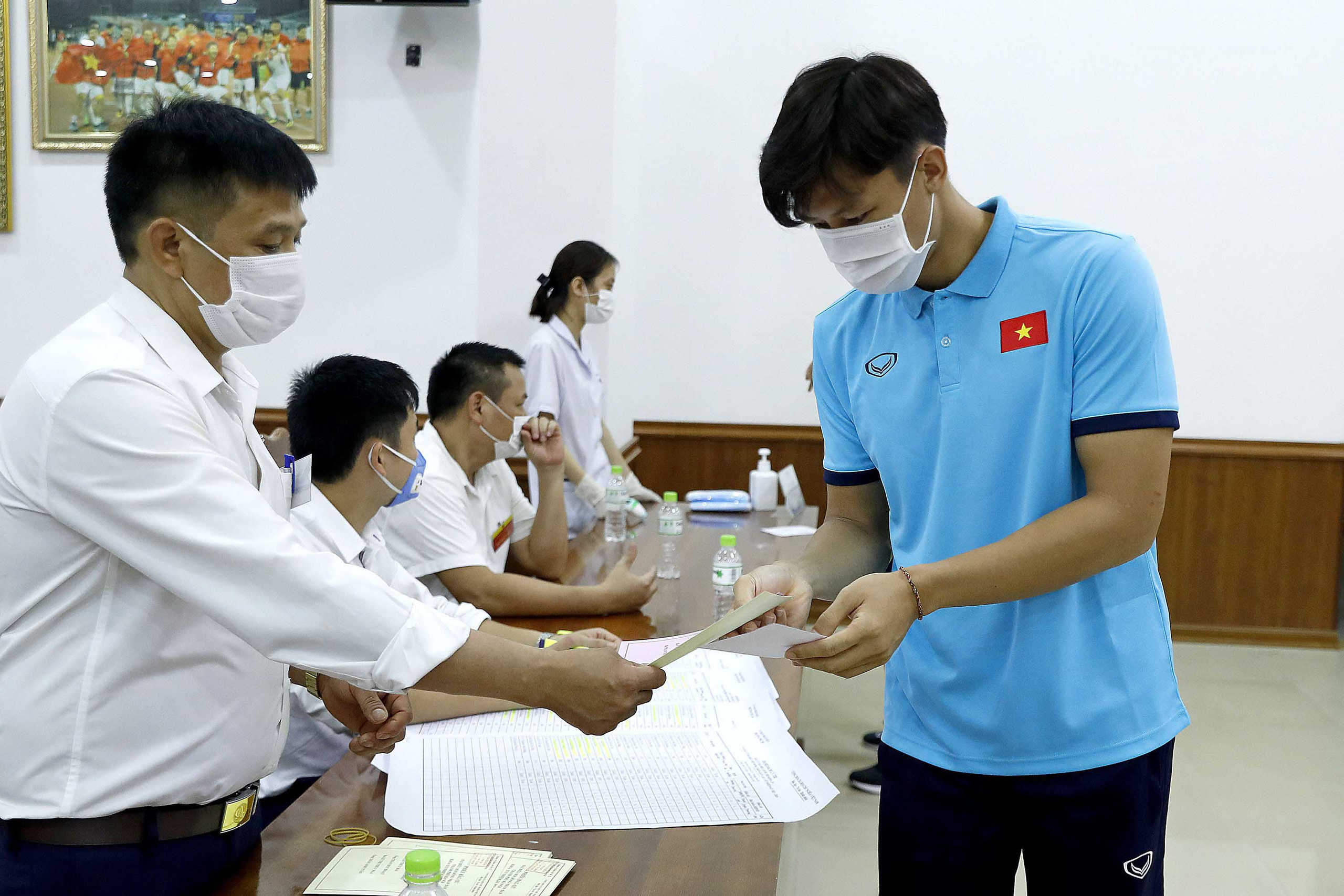 Cận cảnh các tuyển thủ bóng đá Việt Nam vui tươi bỏ phiếu bầu cử - Ảnh 4.