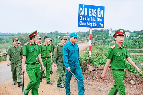 Giải quyết vướng mắc trong thực hiện bảo hiểm xã hội bắt buộc đối với người làm việc tại UBND cấp xã - Ảnh 1.