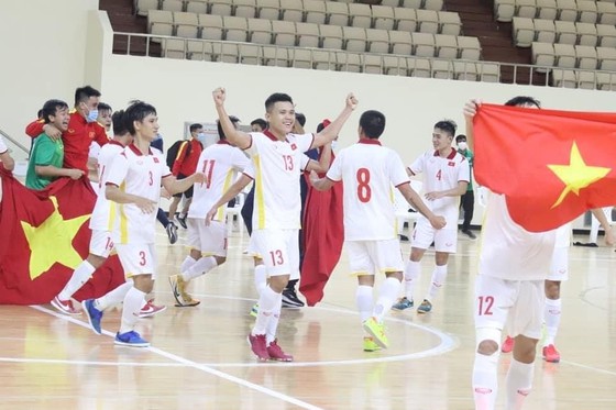 Nữ trọng tài xinh đẹp mang may mắn đến tuyển futsal Việt Nam - Ảnh 6.