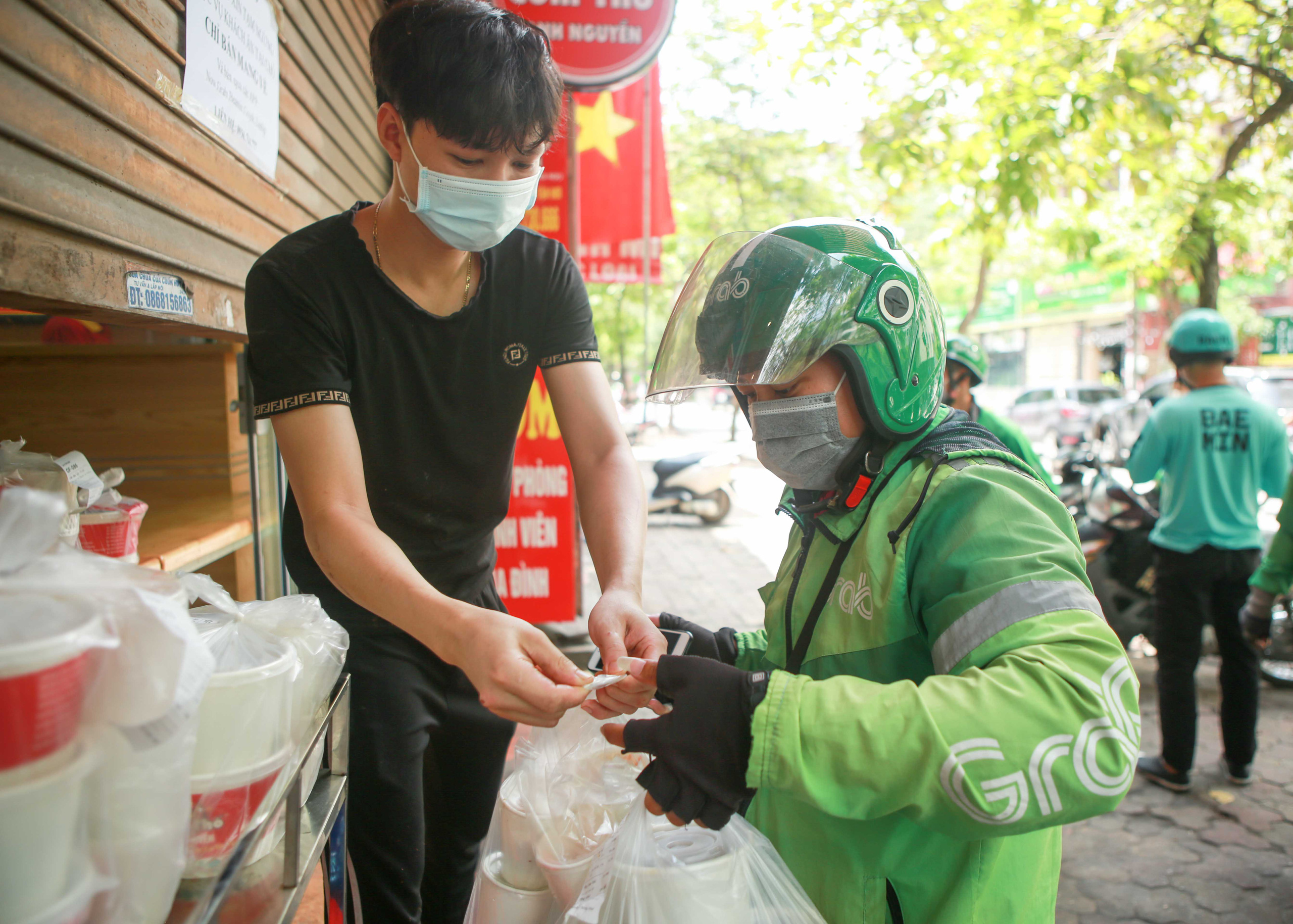 Hà Nội hướng dẫn các siêu thị đăng ký cho shipper giao hàng cho người dân |  baotintuc.vn