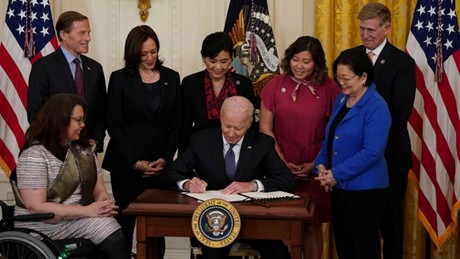 Việt Nam hoan nghênh Tổng thống Joe Biden ký ban hành luật chống thù hận người gốc Á - Ảnh 1.