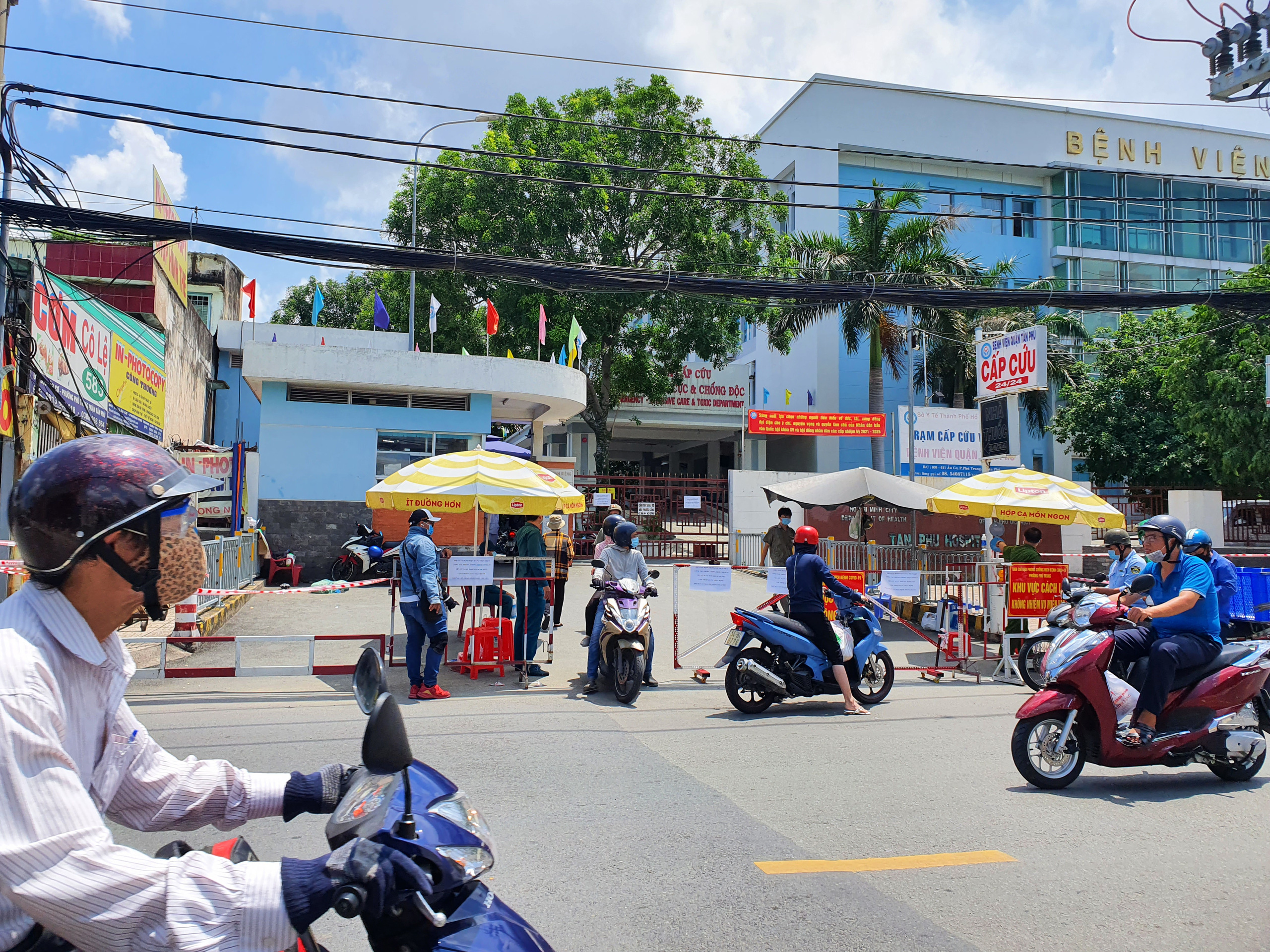 Người dân sống gần chung cư Sen Xanh, TP HCM: Hạn chế đi lại để phòng dịch Covid-19 - Ảnh 6.