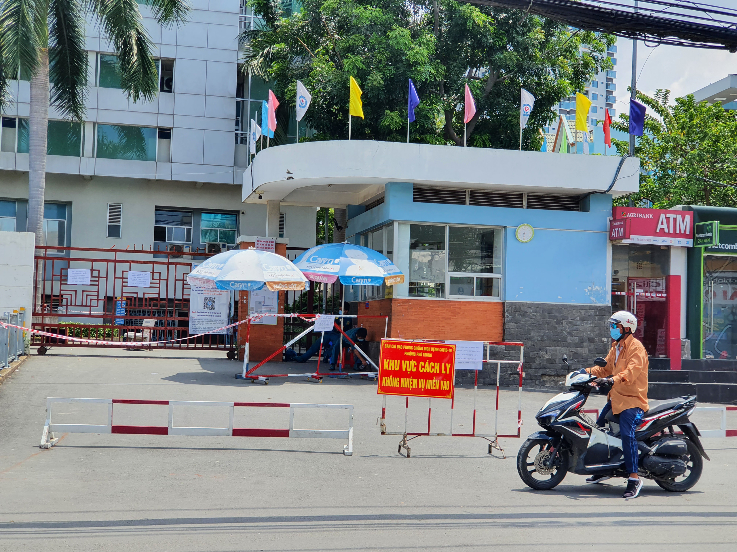 NÓNG: Phong toả Bệnh viện quận Tân Phú liên quan chùm ca nhiễm ở Hội thánh truyền giáo Phục Hưng - Ảnh 2.