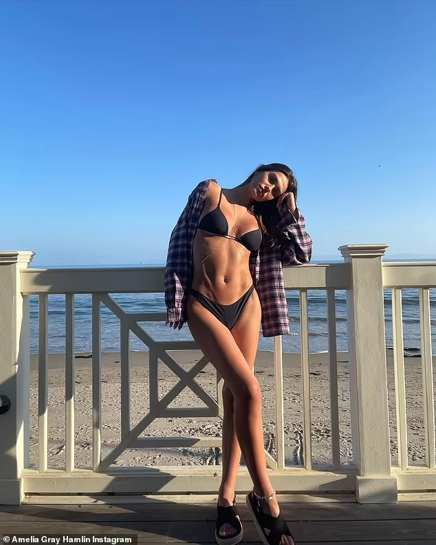 Nữ diễn viên khoe đường cong cuốn hút với bikini - Ảnh 1. Nữ diễn viên khoe đường cong cuốn hút với bikini - Ảnh 1.