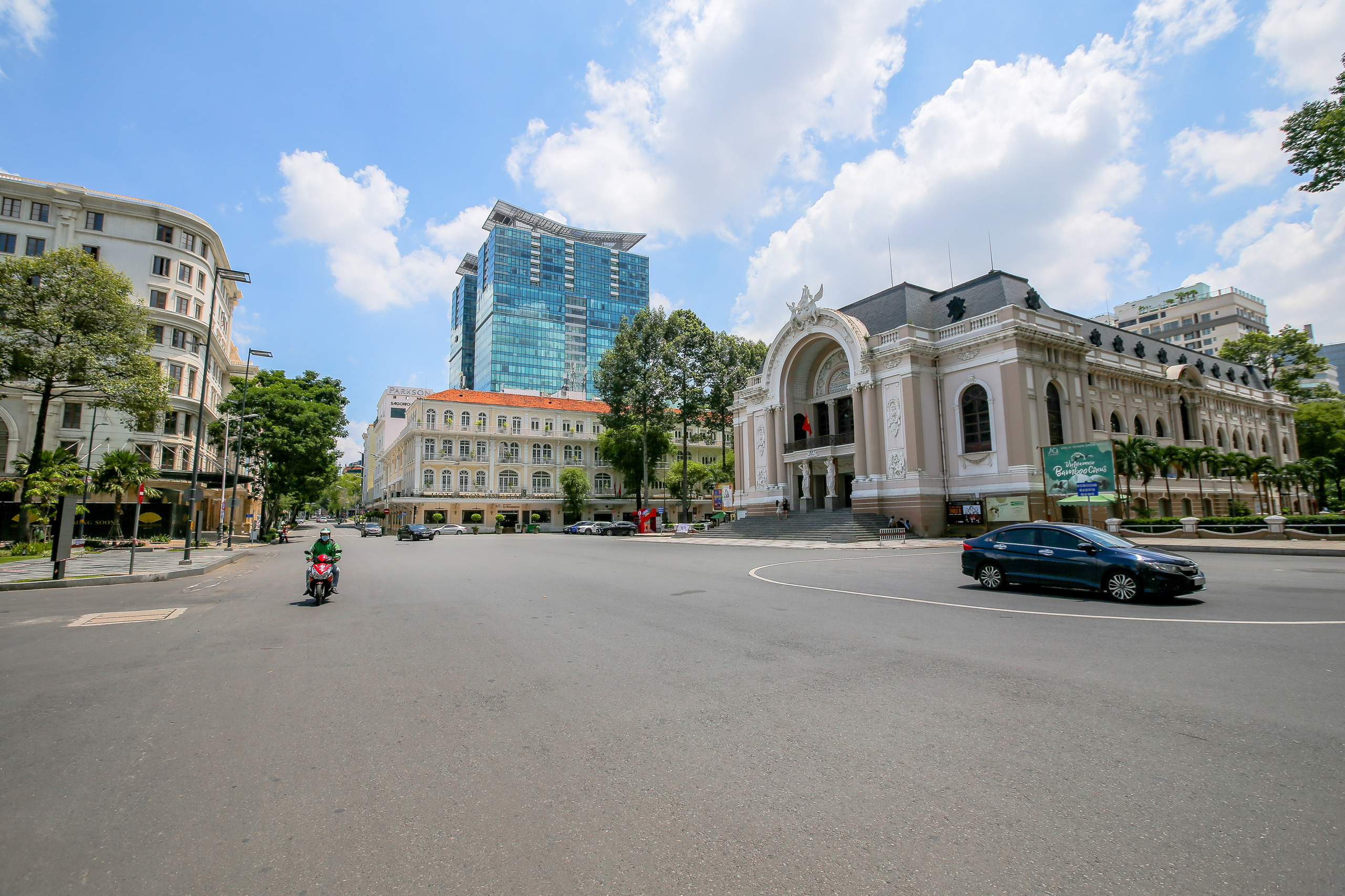 Hãy đến với đường phố thành phố Hồ Chí Minh để trải nghiệm vẻ đẹp của một thành phố sôi động với nhiều tòa nhà cao tầng và các điểm tham quan phong phú. Những cảnh quan ngập tràn ánh sáng đêm sẽ làm bạn bị cuốn hút và muốn khám phá thêm về thành phố này.