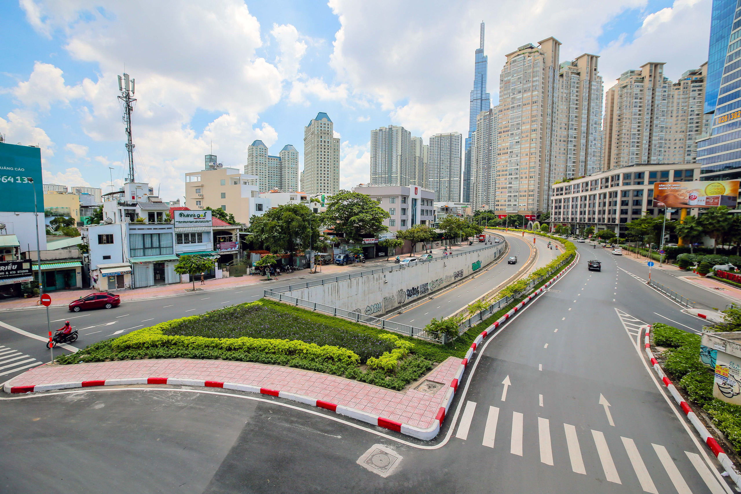 Đường phố TP HCM dịch Covid-19: Dù bị ảnh hưởng bởi dịch bệnh Covid-19, Sài Gòn vẫn sở hữu những hình ảnh đường phố đầy tính nhân văn và tận tâm. Cùng xem và cảm nhận.