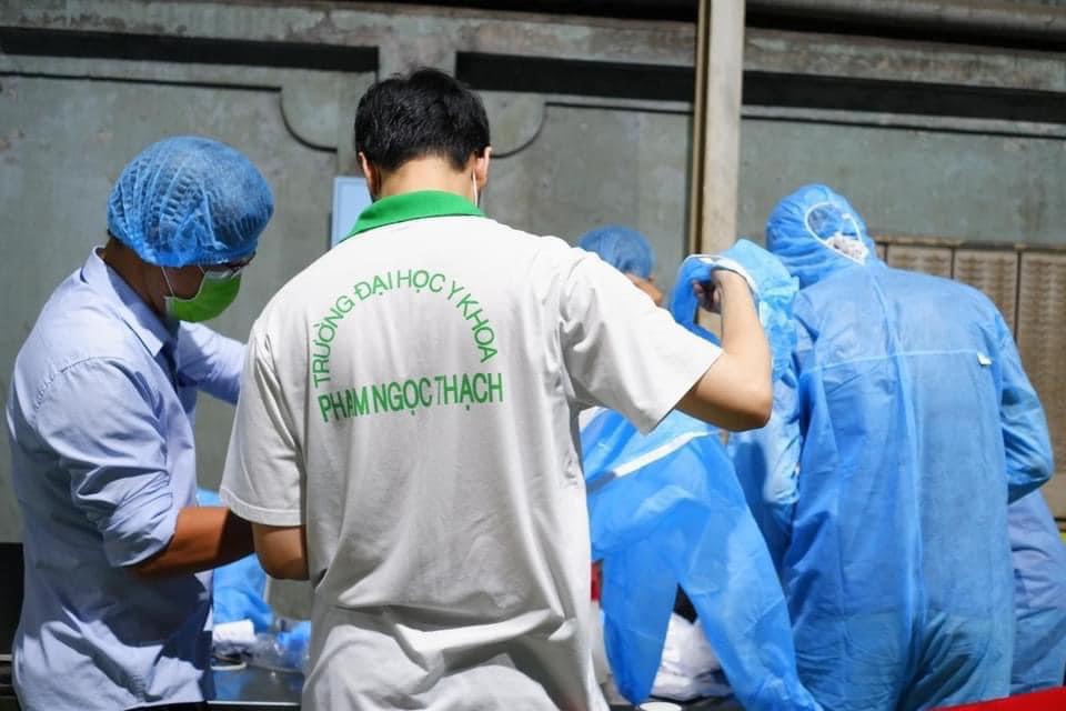 Sinh viên Trường ĐH Y Khoa Phạm Ngọc Thạch xuyên đêm chống dịch - Ảnh 3. Sinh viên Trường ĐH Y Khoa Phạm Ngọc Thạch xuyên đêm chống dịch - Ảnh 3.