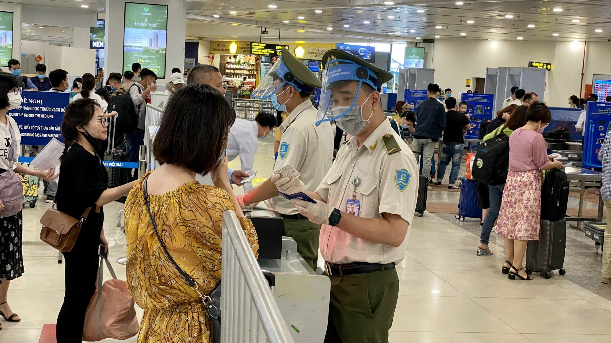 Cảng Vụ Hang Khong Miền Bắc Khẳng định Dung Dịch Rửa Tay ở Nội Bai Khong Phải Nước La Bao Người Lao động