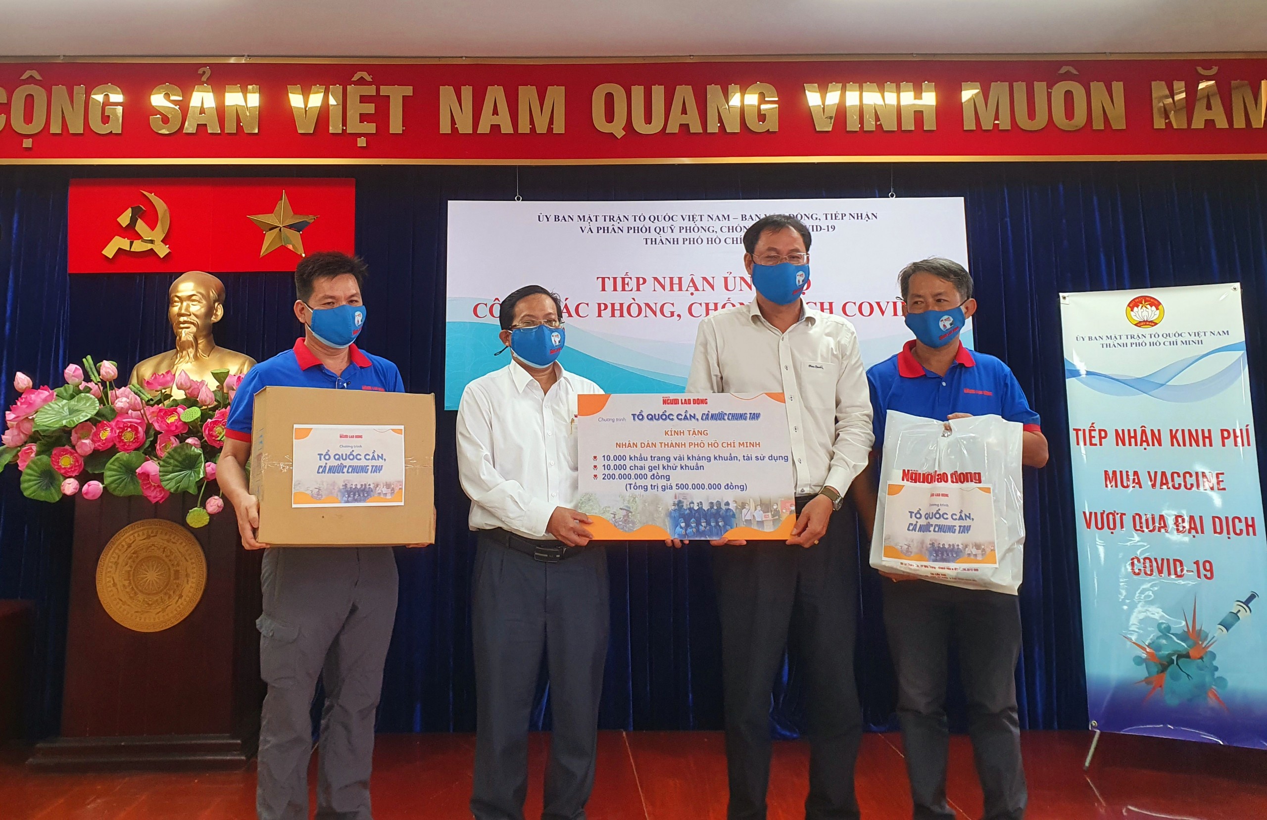 Ngày đầu giãn cách xã hội: Báo Người Lao Động trao tiền, khẩu trang cho nhân dân TP HCM - Ảnh 2.