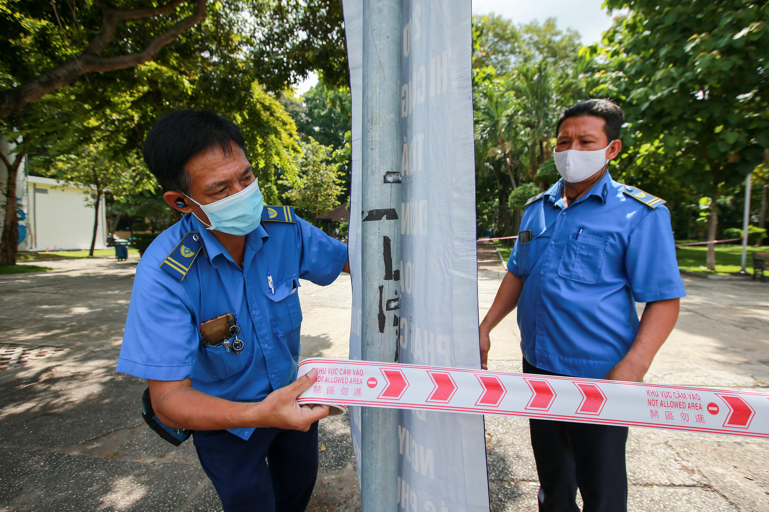 Hình ảnh TP HCM sáng và trưa 31-5, ngày đầu giãn cách xã hội - Ảnh 18.