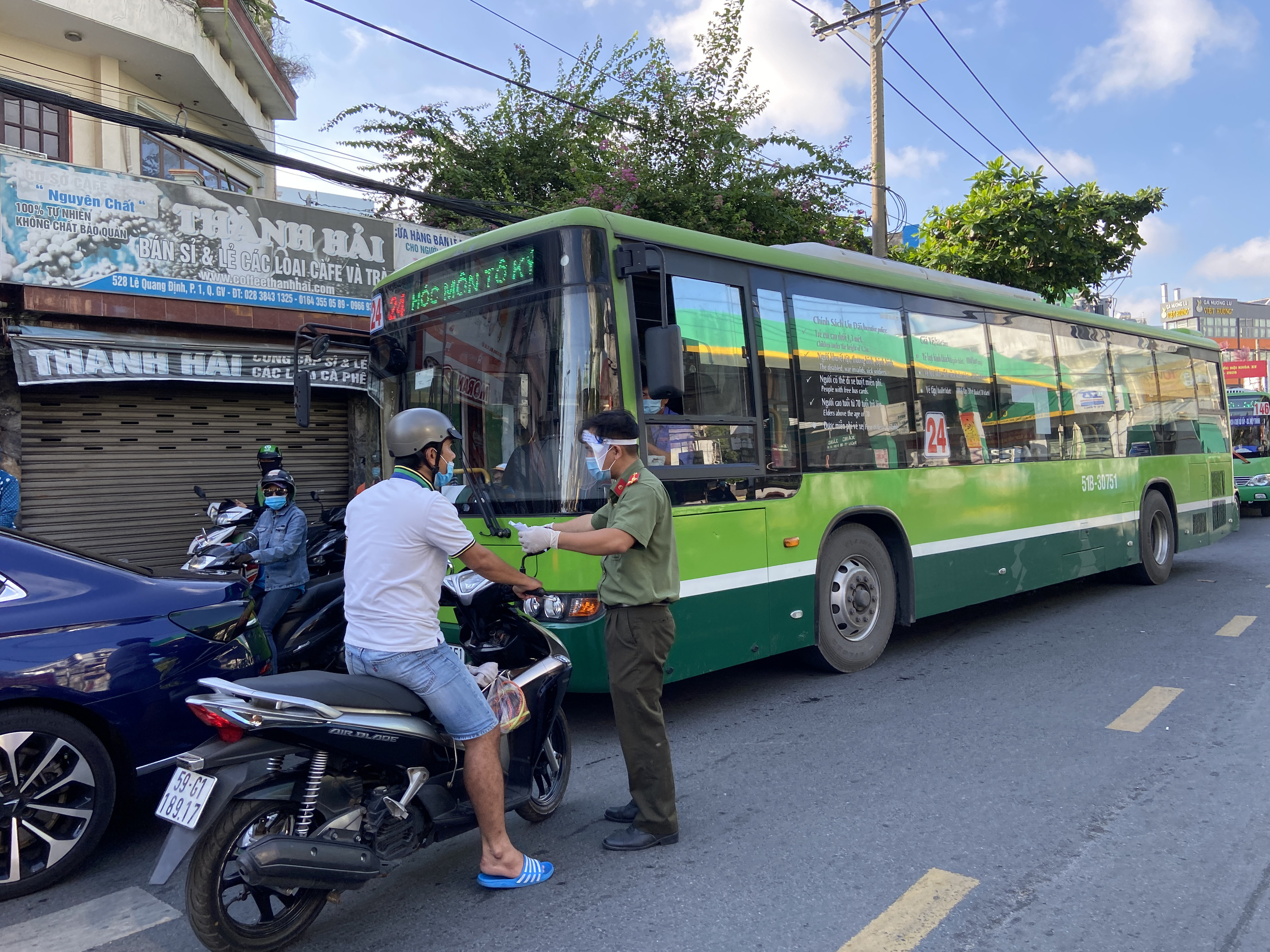 Người dân Gò Vấp phải khai báo y tế rõ ràng để vào khu trung tâm TP HCM - Ảnh 8.