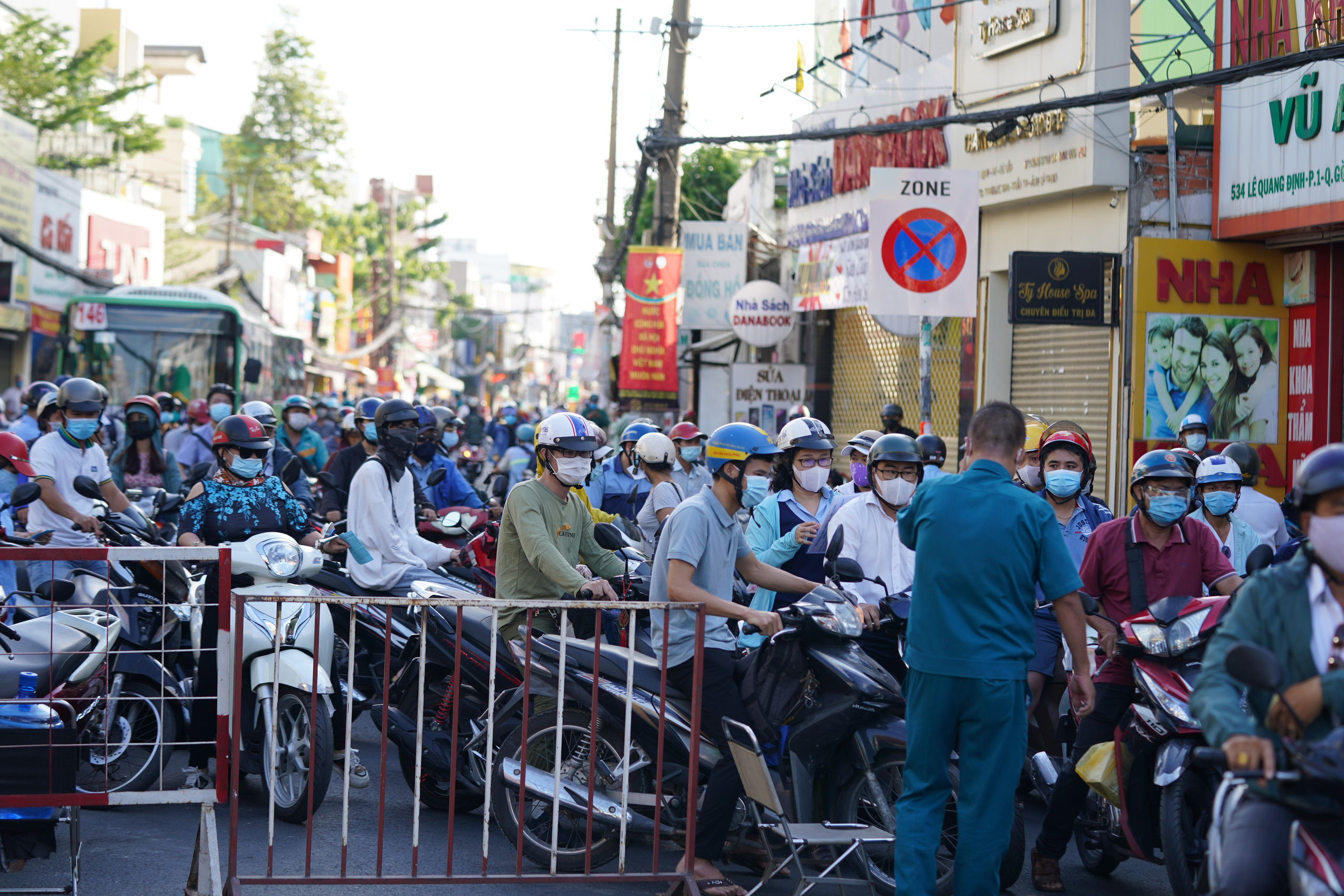 Người dân Gò Vấp phải khai báo y tế rõ ràng để vào khu trung tâm TP HCM - Ảnh 1.