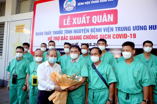 Phó Giám đốc và các chuyên gia, bác sĩ Bệnh viện Trung ương Huế xung phong vào vùng dịch Bắc Giang - Ảnh 2.