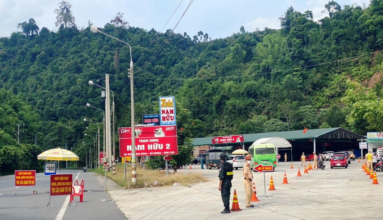 Dừng xe khách, xe hợp đồng trá hình, taxi. xe có hành khách đi về ...