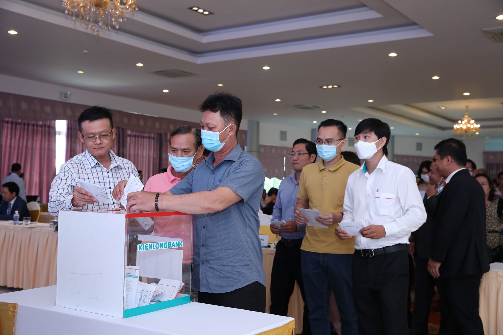 Shareholders voted at the General Meeting of Shareholders of Kien Long Bank April 29th Shareholders vote at the General Meeting of Shareholders of Kien Long Bank April 29th