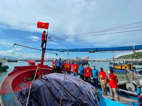 Ngư dân Khánh Hòa nhận cờ Tổ quốc - Ảnh 1.