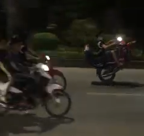 Xe máy bốc đầu là một trong những màn trình diễn nghệ thuật được yêu thích nhất ở Việt Nam. Nếu bạn muốn thấy được tài năng và kỹ năng của các tay đua xe máy, hãy xem hình ảnh liên quan ngay bây giờ.