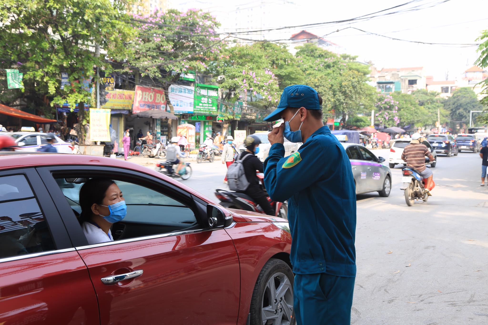 Cận cảnh Bệnh viện K Tân Triều dựng rào chắn, dừng tiếp nhận bệnh nhân - Ảnh 5.