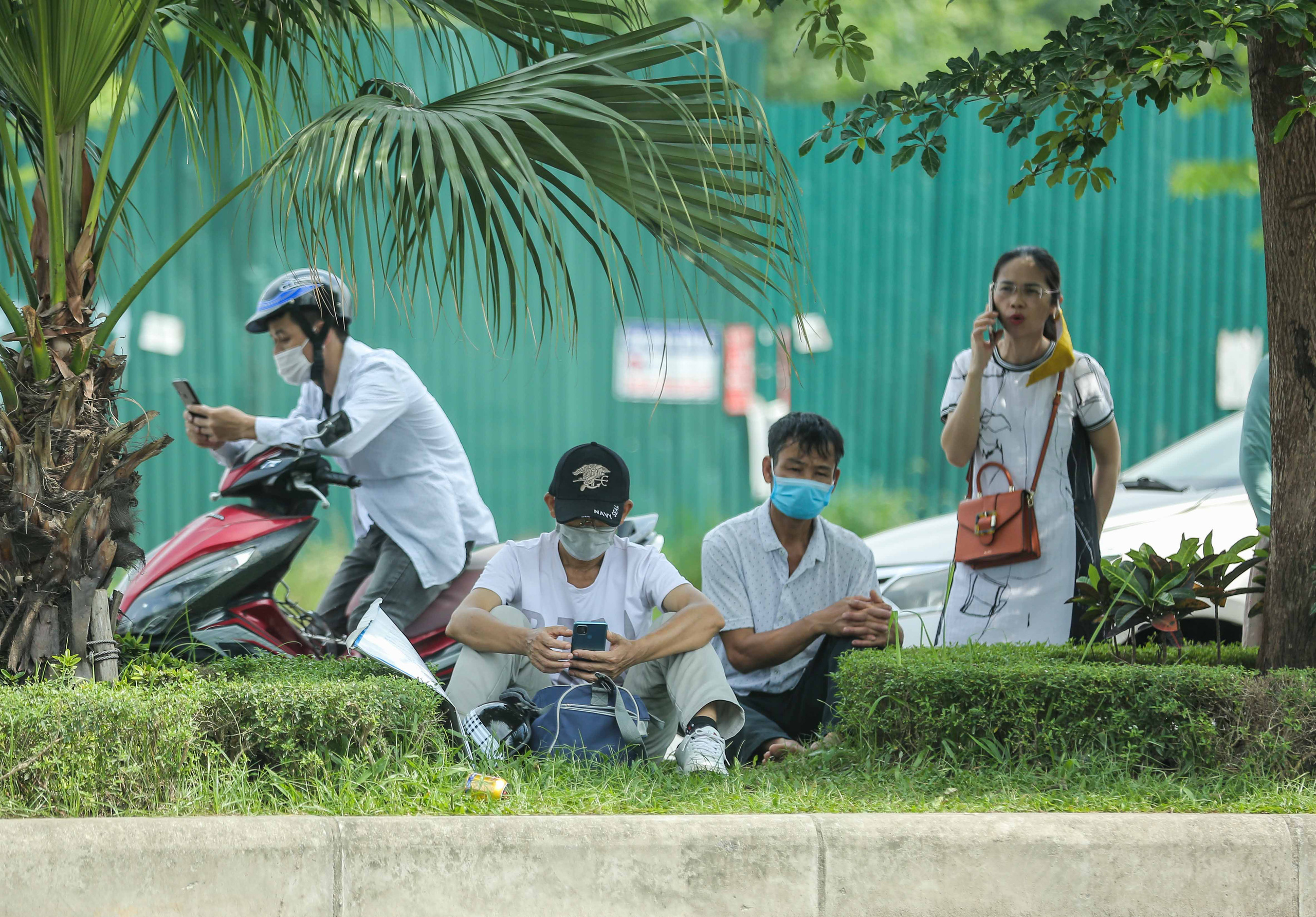 Cận cảnh bệnh nhân, người nhà “vật vờ” dưới nắng nóng ngoài Bệnh viện K bị phong toả - Ảnh 6.