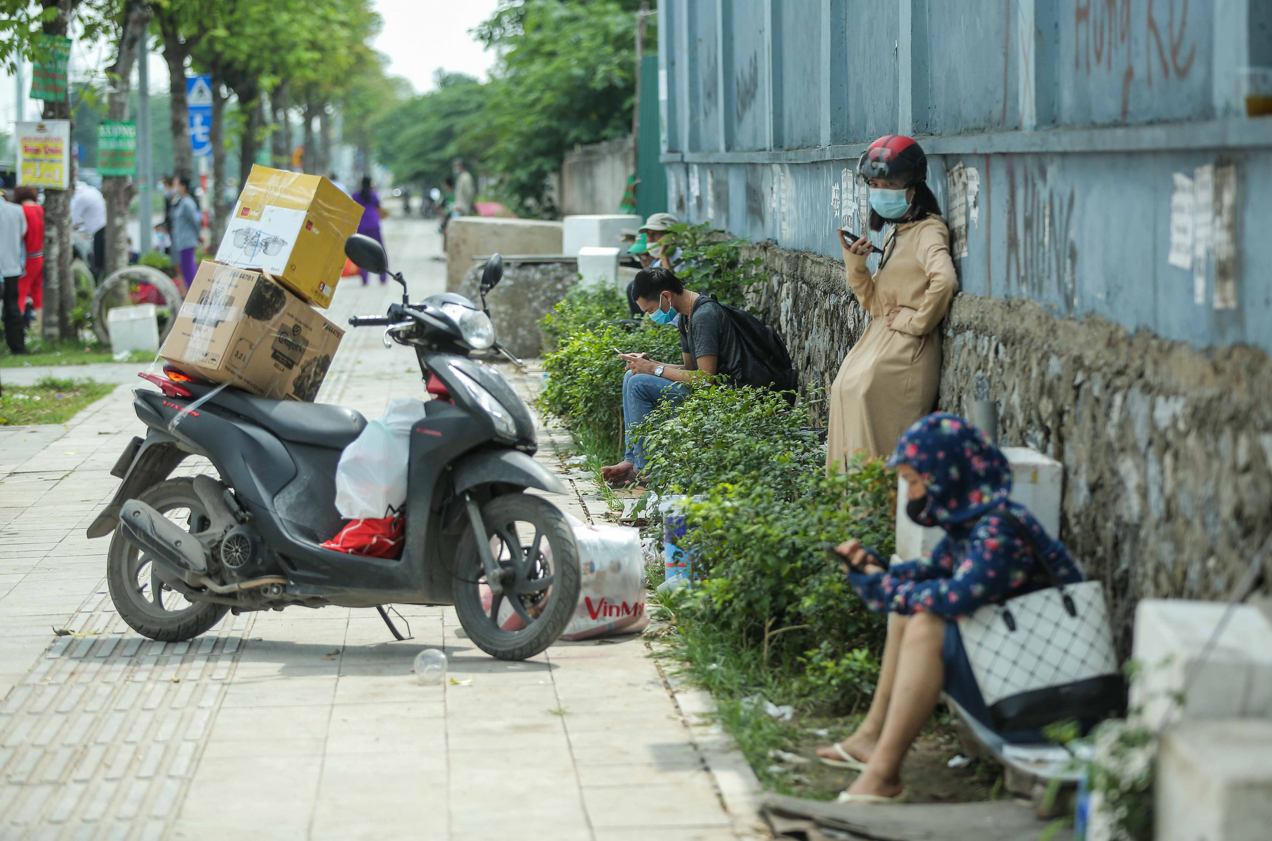 Cận cảnh bệnh nhân, người nhà “vật vờ” dưới nắng nóng ngoài Bệnh viện K bị phong toả - Ảnh 5.