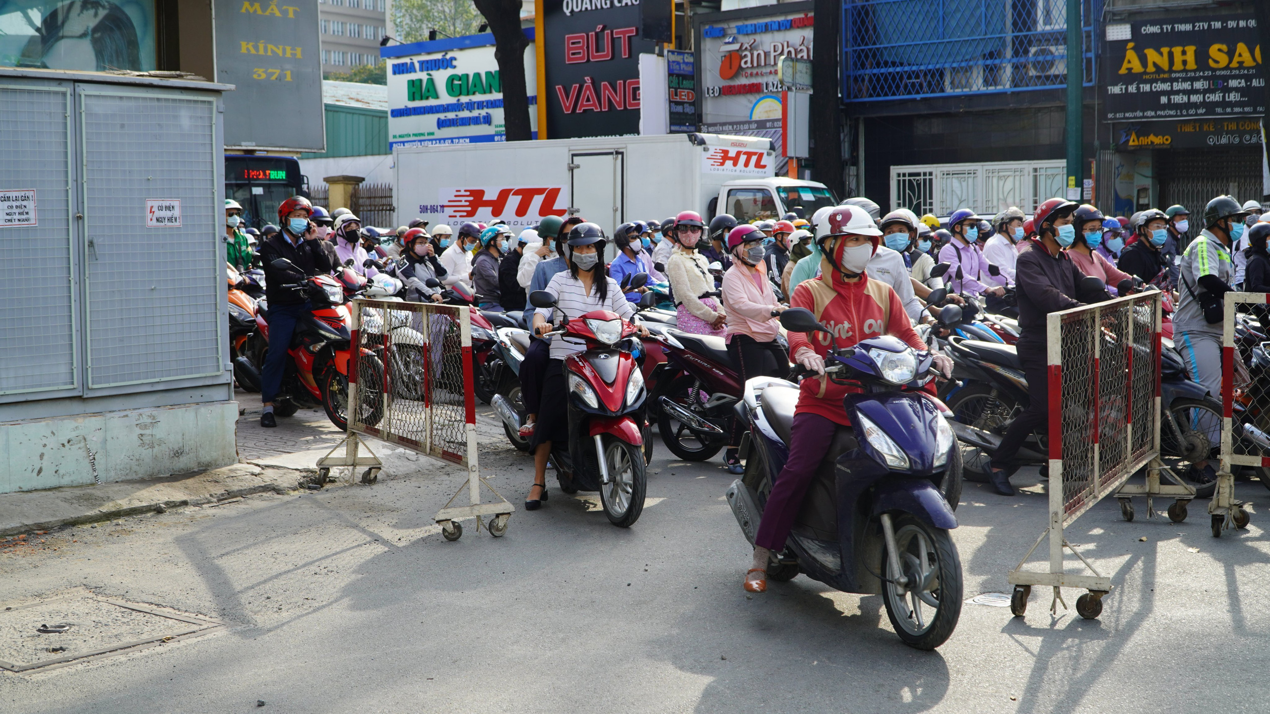 Ùn ứ hàng ngàn người, Gò Vấp lại giải tỏa nhiều chốt kiểm soát ra vào quận - Ảnh 4.