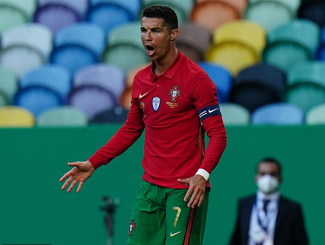 Euro 2020 Bồ Đào Nha: Chào mừng Euro 2020! Năm nay, Bồ Đào Nha đã trở thành chủ nhà của giải đấu bóng đá lớn nhất Châu Âu. Bạn có thể quan sát những trận đấu kịch tính với những tình huống đầy bất ngờ và kết quả thắng thua. Hãy cùng hòa vào không khí cuồng nhiệt và đam mê của người hâm mộ bóng đá tại đất nước Bồ Đào Nha.