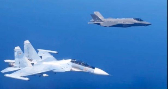 Máy bay chiến đấu Su-30SM của Nga và F-35A của NATO ghìm nhau trên biển Baltic - Ảnh 1.