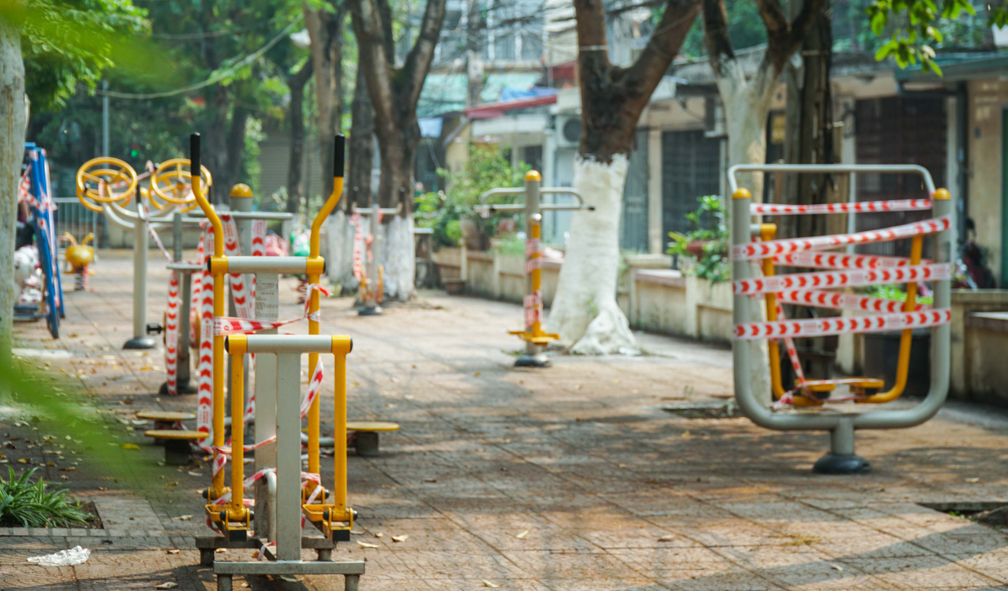 Cận cảnh phong toả hàng loạt máy tập thể dục tại khu tập thể, công viên - Ảnh 1.