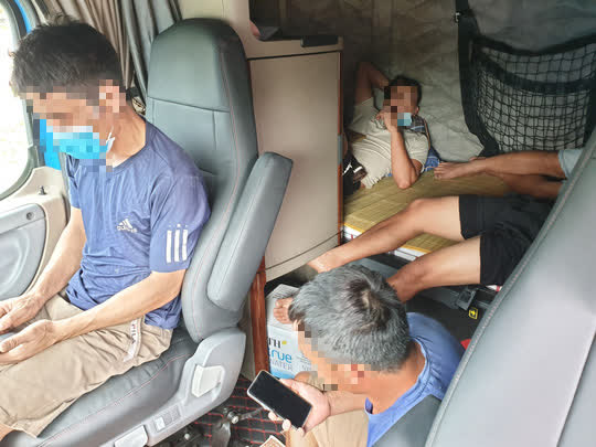 Đà Nẵng: 5 người trốn trong xe đầu kéo container để tránh kiểm tra y tế - Ảnh 1.