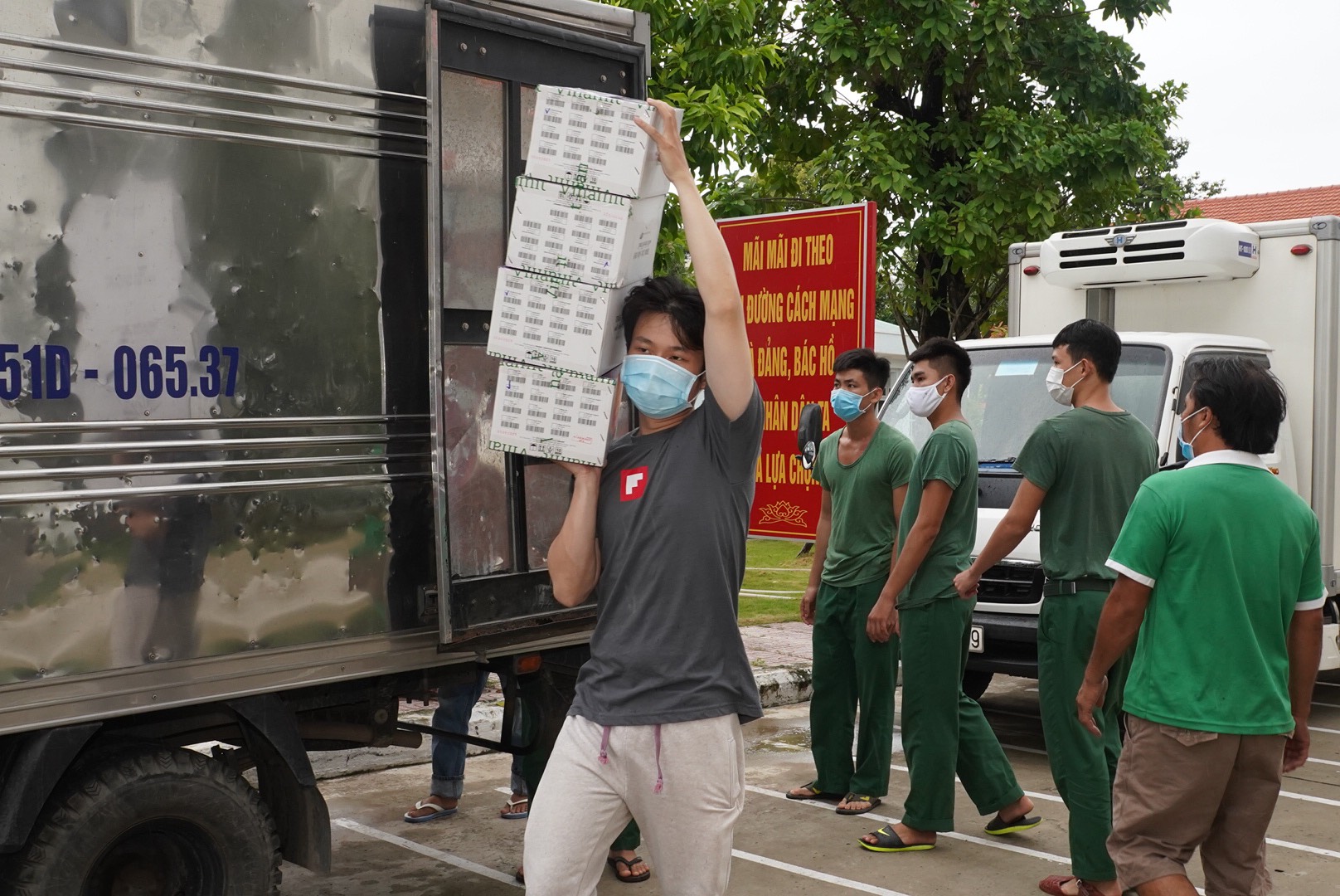 Tặng 10.000 lá cờ Tổ quốc cùng nhu yếu phẩm trị giá 450 triệu đồng cho quân dân biên giới Tây Ninh - Ảnh 11.