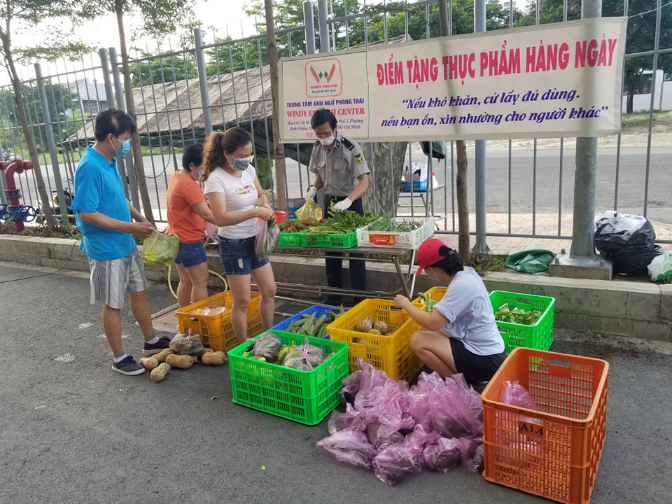 Toàn cảnh TP HCM từ sáng đến trưa 15-6, ngày đầu của đợt giãn cách thứ 2 - Ảnh 6.