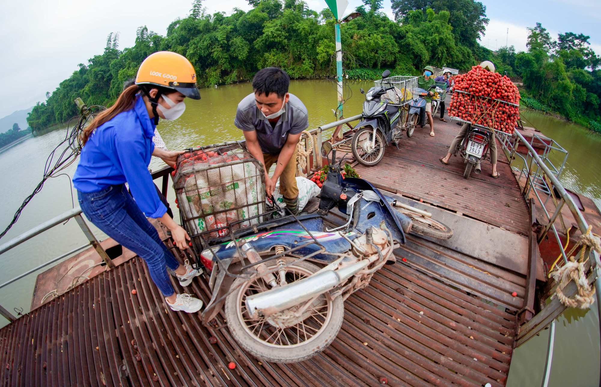 Cận cảnh nông dân chở vải thót tim đi qua cây cầu có con dốc dựng đứng - Ảnh 7.