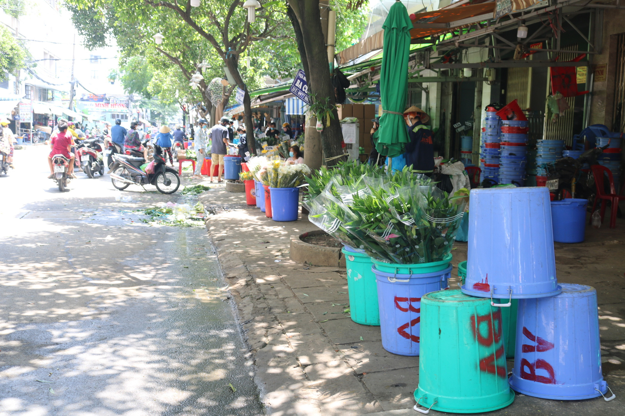 Dam Sen flower market small trader: More happy than sad - Photo 3. Dam Sen flower market small trader: More happy than sad - Photo 3.