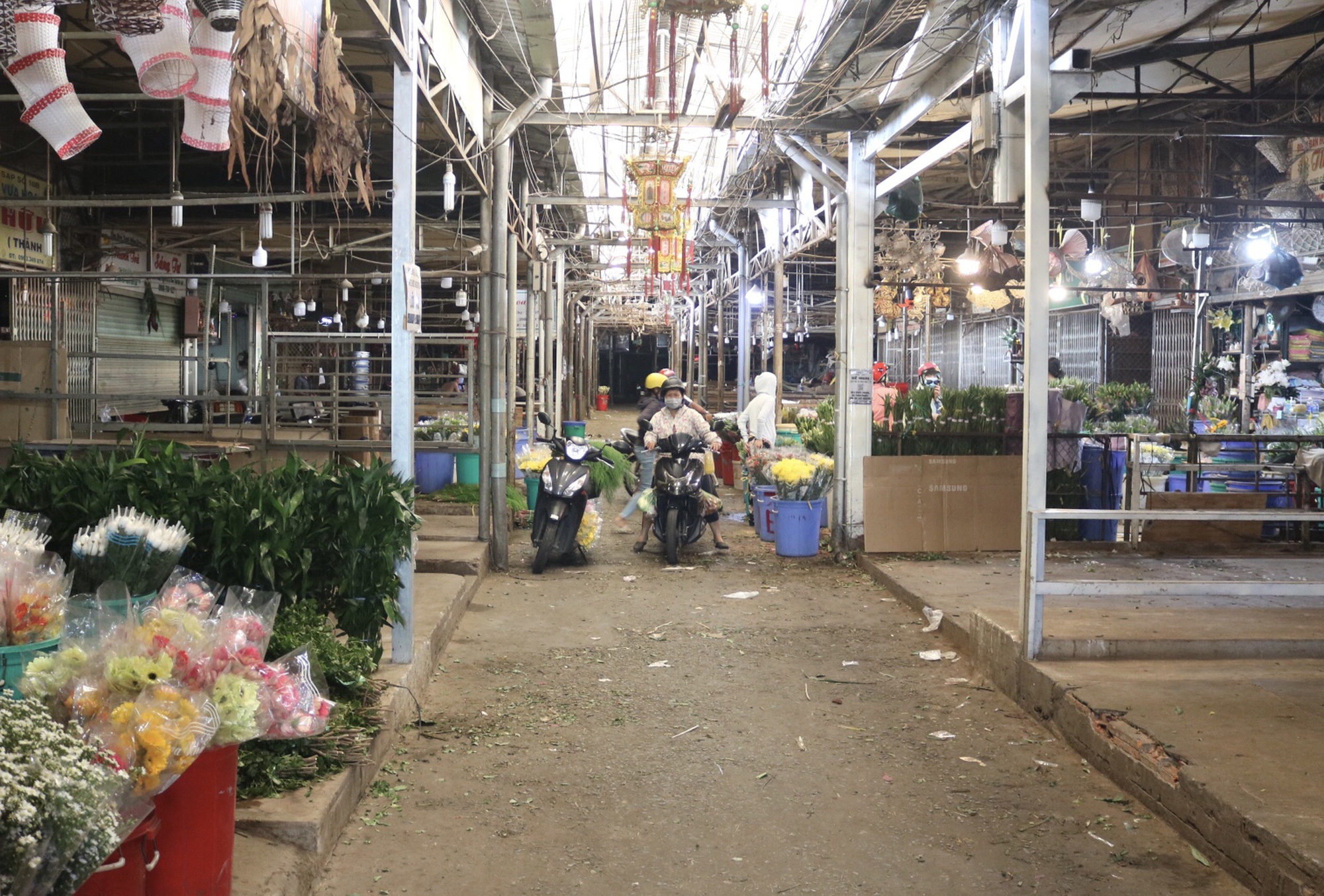 Dam Sen flower market small trader: More happy than sad - Photo 6. Dam Sen flower market small trader: More happy than sad - Photo 6.