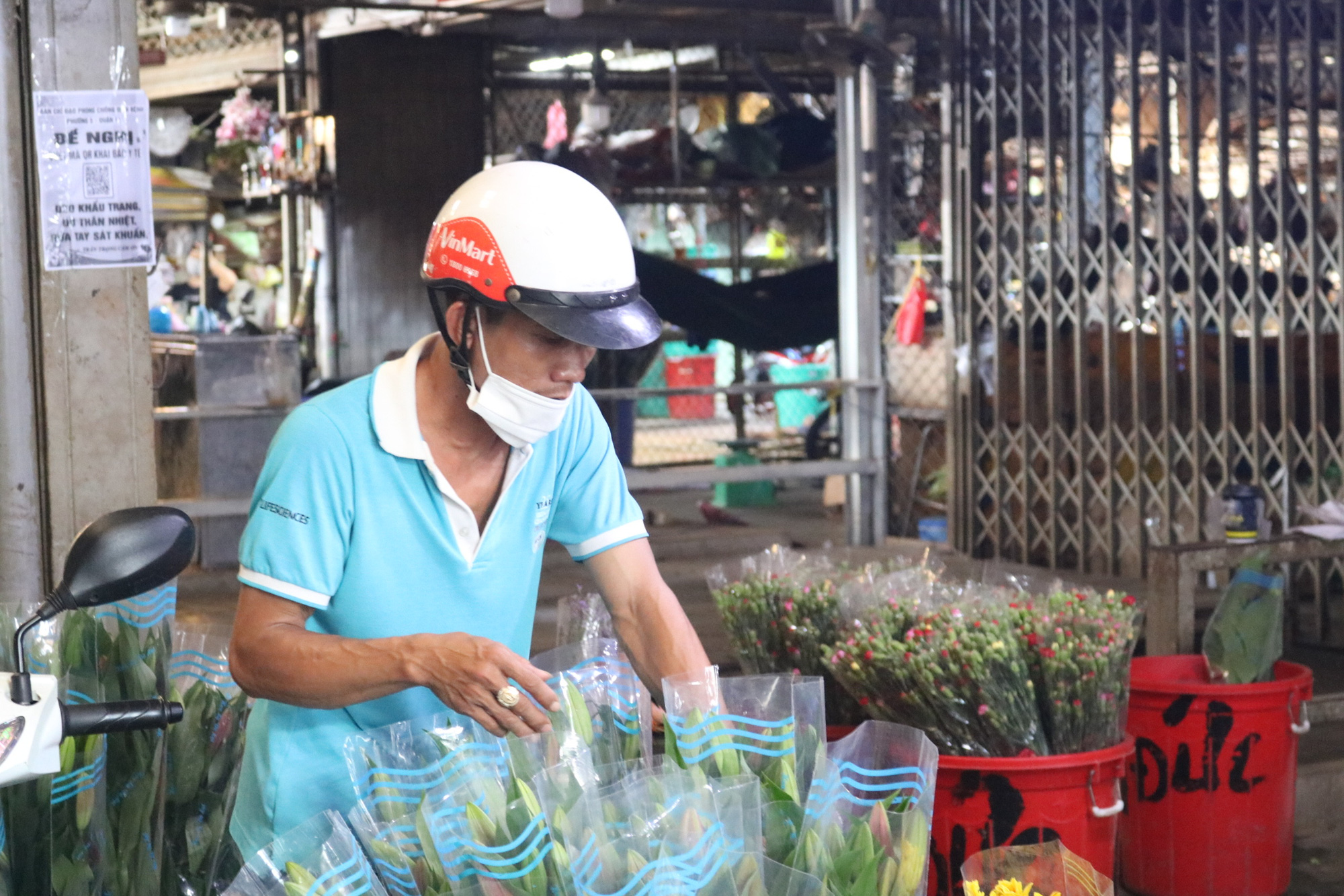 Dam Sen flower market small trader: More happy than sad - Photo 5. Dam Sen flower market small trader: More happy than sad - Photo 5.