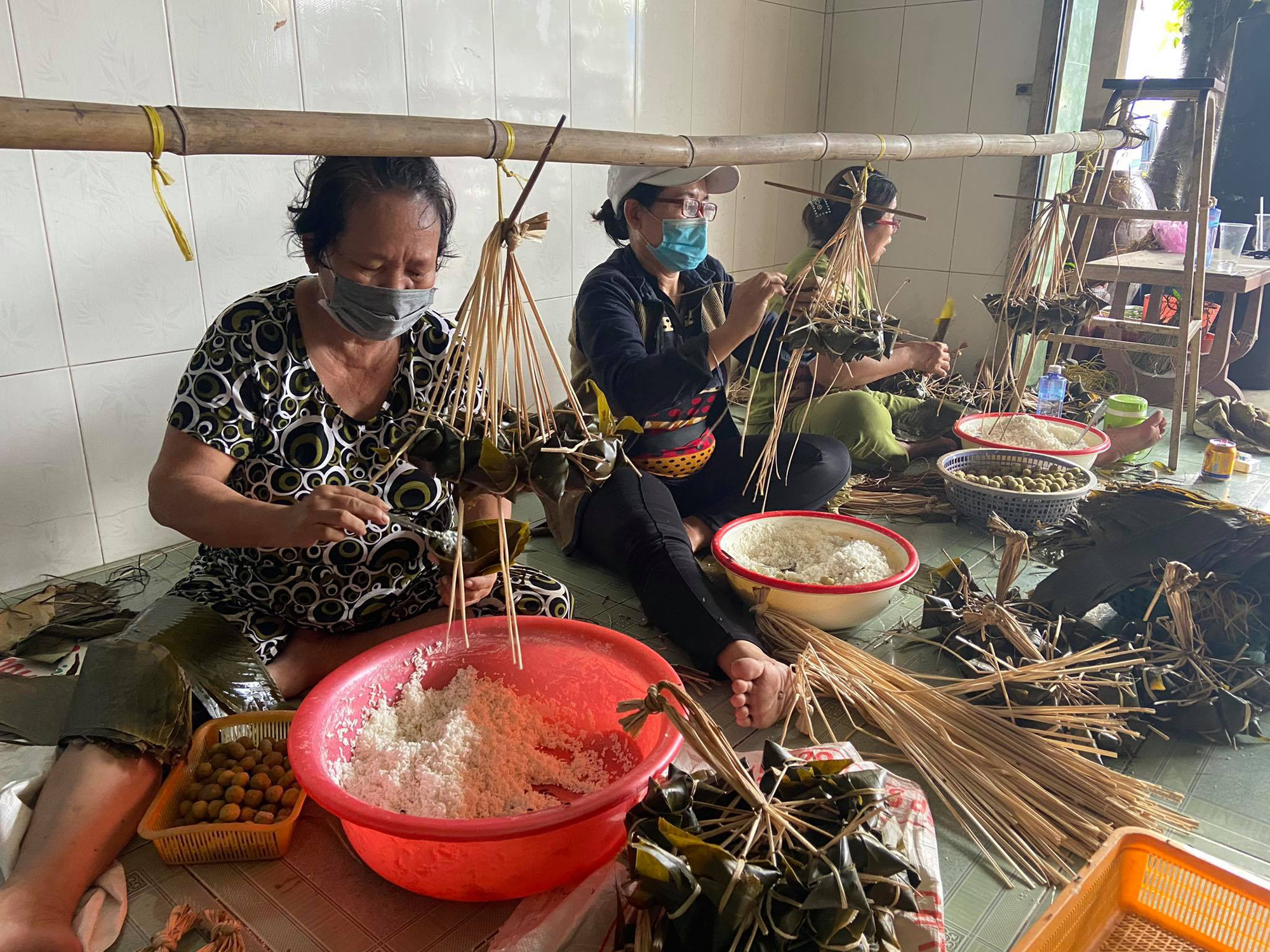 Chợ Tết Đoan Ngọ: Bánh Ú Nước Tro Tăng Giá Sốc, Bà Nội Trợ Kêu Trời - Báo  Người Lao Động