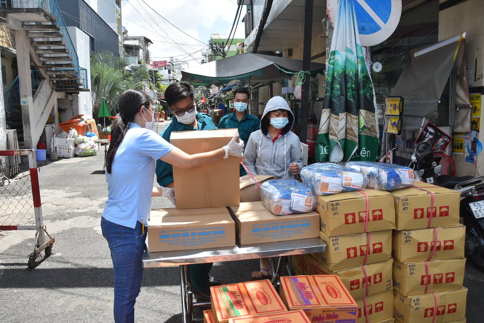 Thực phẩm miễn phí cùng cả nước chống dịch của Báo Người Lao Động đến 4 địa điểm ở quận 3 - Ảnh 7.