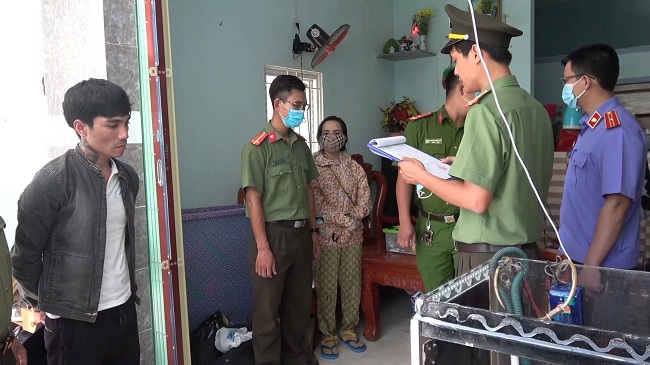 Bắt 42 đối tượng, thu cả kho vũ kh&iacute; qu&acirc;n dụng v&agrave; 30.000 vi&ecirc;n đạn - Ảnh 2.