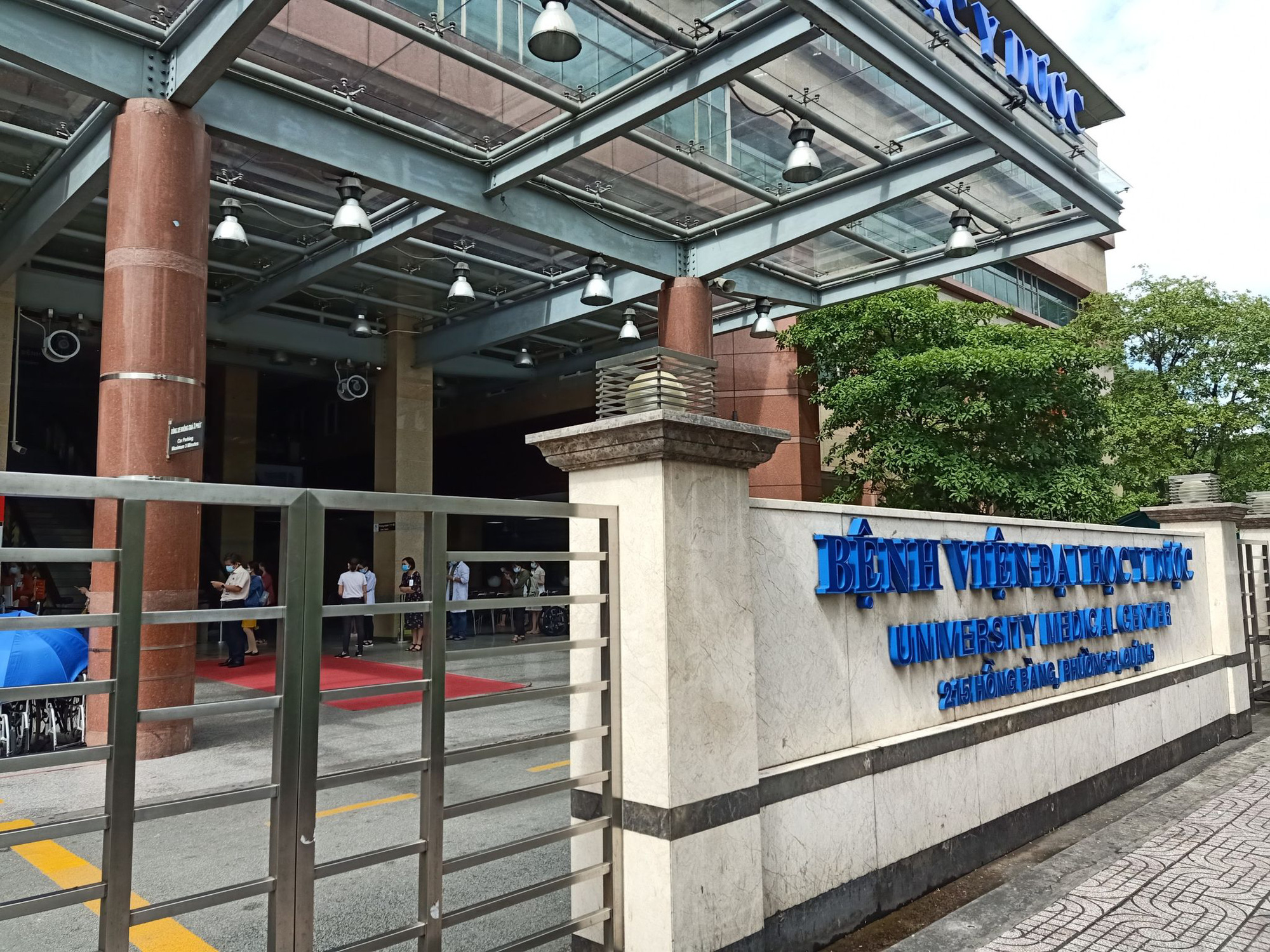TP HCM: Bệnh viện Đại học Y Dược có 1 nhân viên dương tính SARS-CoV-2 - Báo  Người lao động