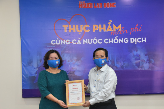 Tập đoàn Bất động sản Vạn Phúc ủng hộ 100 tấn gạo và 2.000 quần áo bảo hộ phòng, chống dịch Covid-19 - Ảnh 6.