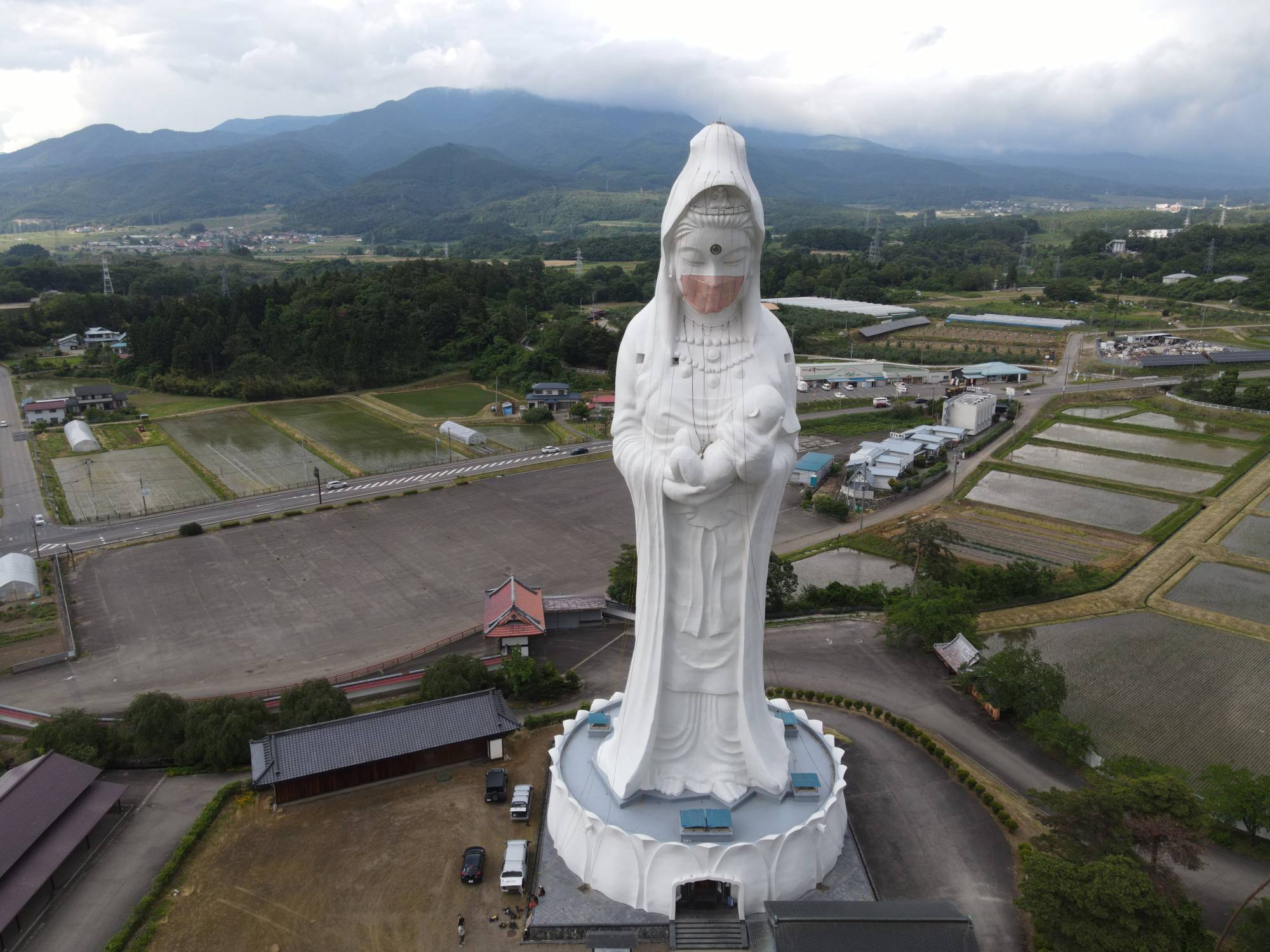 Nhật Bản đeo khẩu trang cho tượng Phật khổng lồ - Ảnh 5.