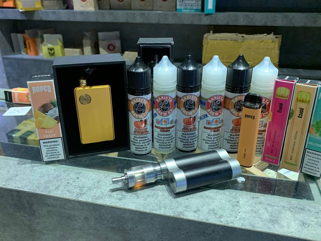 Đột kích The Vape Clup, thu giữ số lượng tinh dầu thuốc lá điện tử khủng - Ảnh 2.