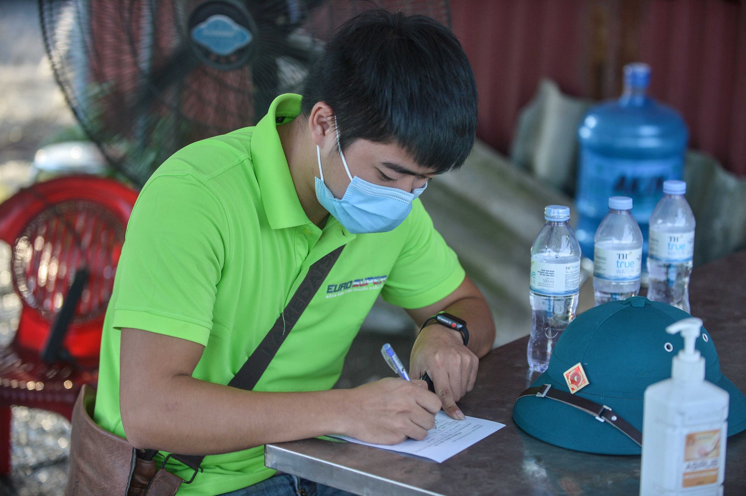 Nhiều ôtô phải quay đầu tại các chốt kiểm soát dịch giáp ranh với Bắc Ninh - Ảnh 10.