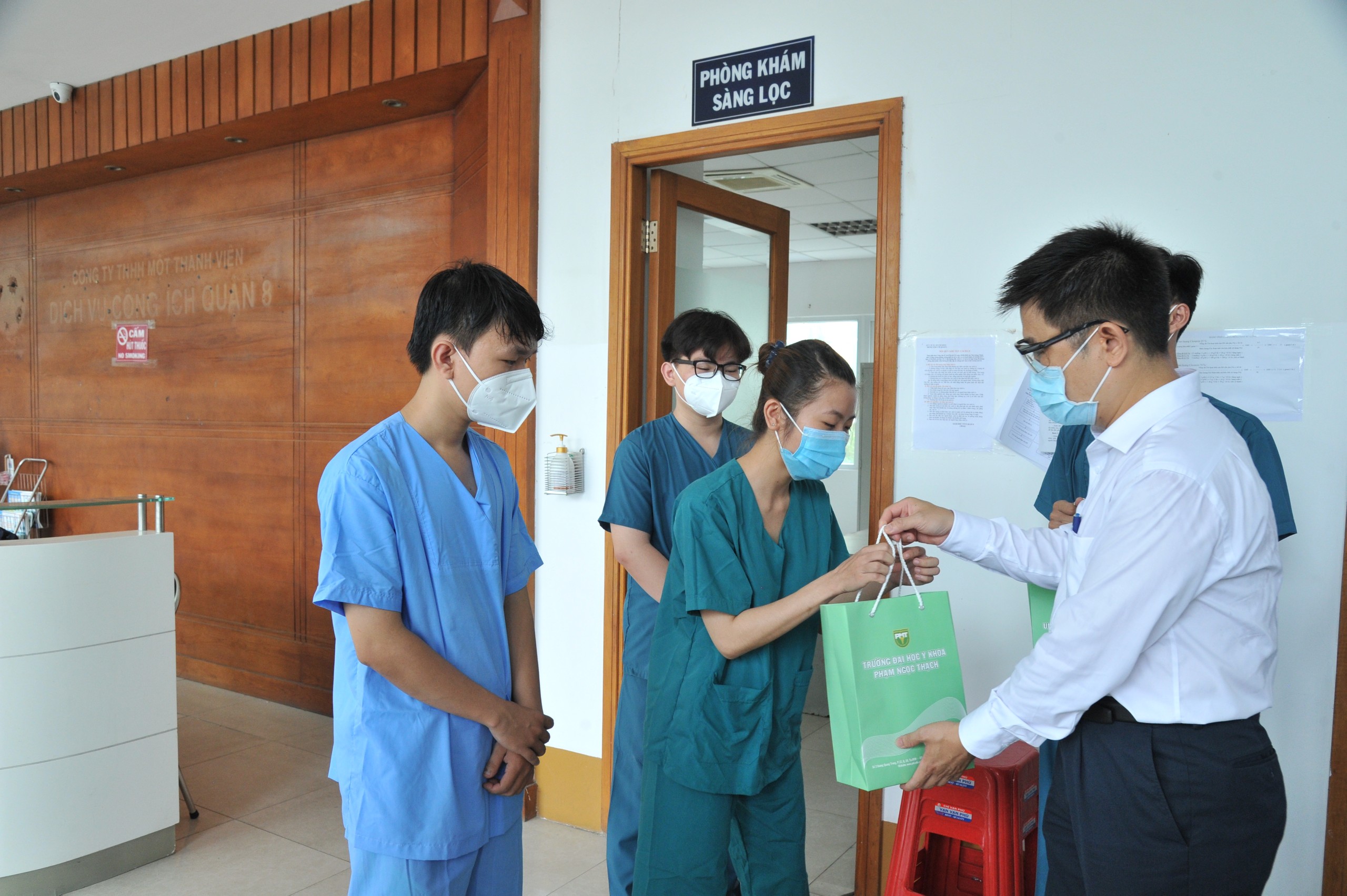 TP HCM: Hơn 500 sinh viên trường y xông pha chống dịch Covid-19 - Ảnh 2. TP HCM: Hơn 500 sinh viên trường y xông pha chống dịch Covid-19 - Ảnh 2.
